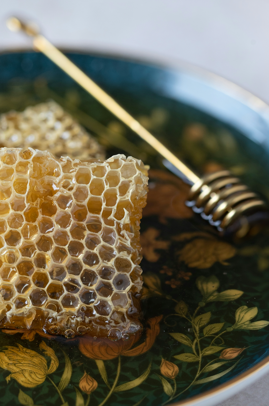 The surprising benefits of Manuka honey during menopause